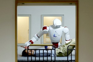 日本研AI护老机器人可助长者穿袜起身