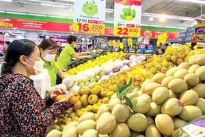 市民在超市选购水果。