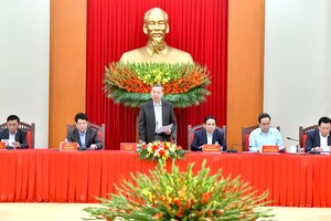 苏林总书记主持党“十四大”文件小组会议