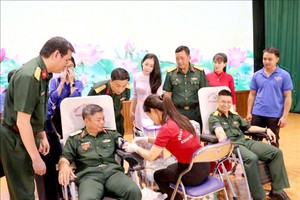 第二陆军军官学校干部自愿参加献血活动。