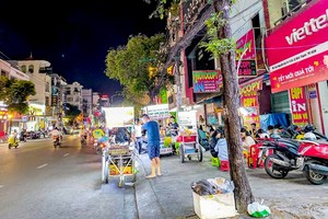 在平盛郡阮嘉智街，许多餐馆在都市秩序力量离开后再次占用街道、人行道。