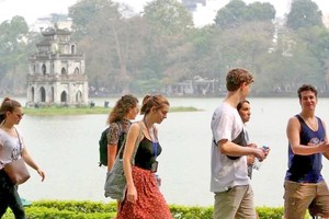 放宽签证政策将有效吸引国际游客，助推旅游业强劲发展。