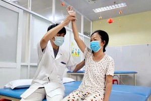 中风后影响运动功能的病人在黎文盛医院锻炼手臂肌肉。