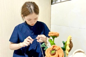 家住第八郡、就读法律专业的娜媚利用空闲时间观看网上视频自学钩针编织，既能提高技能又增加收入。