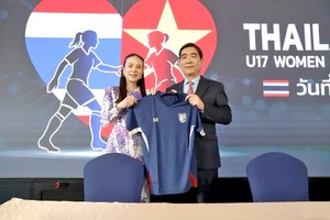 泰国足协主席兰萨姆则与越南驻泰国大使范越雄合影