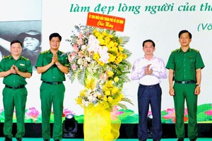 杨玉海同志赠送鲜花祝贺。