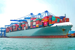 大型集装箱船停靠丐密国际港。