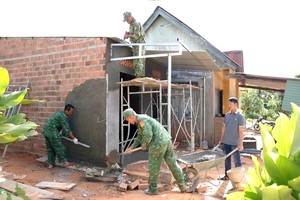 昆嵩省边防部队指挥部已帮助当地居民消除危旧房和稳定生活，确保边境区的秩序安全。