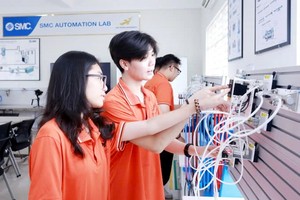 雒鸿大学生在日本SMC Corporation公司赞助建设的压塑试验室进行实习。