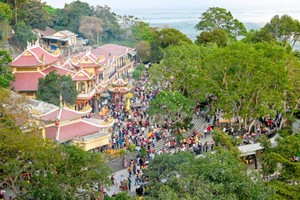 黑婆山吸引众多游客。