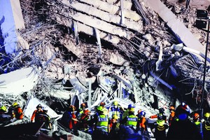 缅甸地震后的废墟。