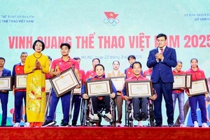 优秀运动员、教练员荣获越南奥委会表彰证书