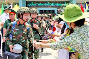同奈迎接参加阅兵干部战士队伍