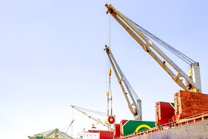 货物装卸准备出口。