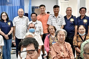 培德精舍与澳洲越侨善心人的代表们与病人合摄。