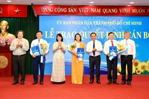 本市领导向组织架构精简、重组之后的各厅颁授人事委任《决定》。