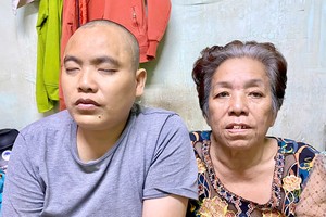 阮明雄与母亲。