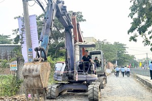 第十二郡开展四庄沿涌街整饬、拓宽项目。