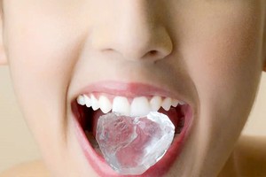 远离不良习惯，改善牙齿敏感。