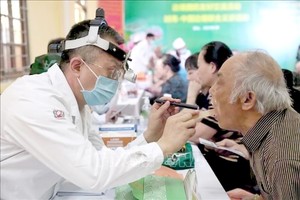 中国军医为谅山省高禄边境县民众看诊。