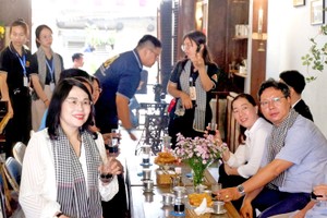 到本市游玩的游客。