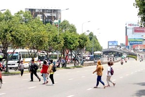 多人因违规过马路而受罚。