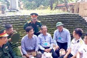 代表们与驻岛干部、战士交流。