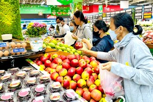 消费者在Co.opmart超市购买水果。