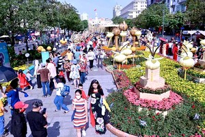 成千上万的市民与游客齐聚阮惠春花街。