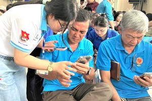 志愿团队开展“平民数字学务”运动，辅助长者使用数字转型应用程式。