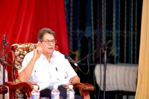 原古巴驻越南大使冈萨雷斯先生。