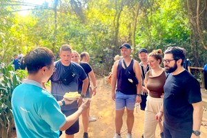 外国游客在古芝地道品尝花生盐木薯。