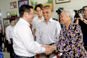 市人委会常务副主席杨玉海探望并感恩在本市建设与发展事业中作出贡献的模范个人家庭。