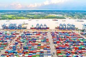 桔莱港是我国货物吞吐量最大的港口，但仅能接纳2万5000TEU以下的船舶，降低了与本地区各国相比的竞争力。