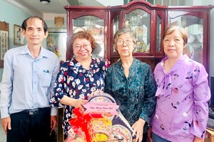 市各少数民族文学艺术协会代表团向刘金华同志（右二）拜年，并感谢她对该会的发展事业所作出的许多贡献。 （张四妹供图）