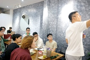 VSG俱乐部创始人阮富德辅助为学员修改作业。