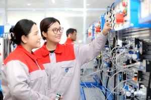 阮必成大学自动化专业女生正在实习。