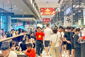 各商业和娱乐中心假日休闲消费红火