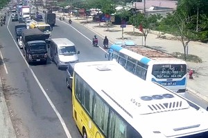 迪庙桥交通拥堵，收费站被迫放行