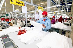 海阳省精利成衣公司正缝制成衣出口。