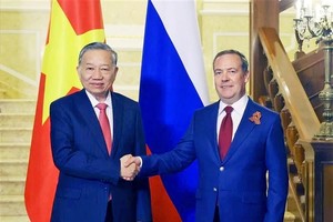 党中央总书记苏林会见俄罗斯统一俄罗斯党主席德米特里·梅德韦杰夫。