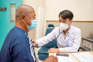 心房颤动患者在市医药大学医院接受中风预防咨询。