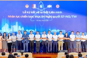 各教育机构代表签署战略人力联盟协议，以落实第五十七号《决议》。