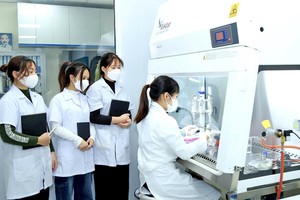 越南农业学院师生在食品科学与工艺中心实验室进行研究。