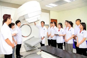 阮必成大学医学生物专业的学生在实行课上操作和使用医疗设备。