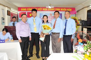 新城市场管委会党支部党员邓氏芳草参加基层单位工会大会。