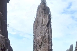 中国湖南一景区“悬崖睡床”引关注的景区