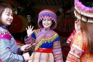 游客体验穿上苗族传统服饰。