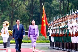 越南政府总理范明政与泰王国总理佩通坦·钦那瓦出席检阅仪仗队。