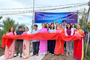 堤岸桥落成仪式。